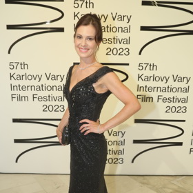 Modelka a lékárnice Jana Doležalová jako obvykle neplýtvala invencí. Černými flitry a dokonalou figurou ostatně nikdy nic nezkazíte. Jen je to tak trochu nuda.