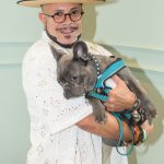 Kubánský módní návrhář Osmany Laffita o svůj vous pečuje sám.