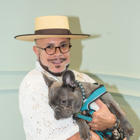 Kubánský módní návrhář Osmany Laffita o svůj vous pečuje sám.