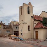 Ničivé tornádo zasáhlo Jižní Moravu 24. června 2021. Kostel sv. Bartoloměje v Hruškách zůstal bez věže.