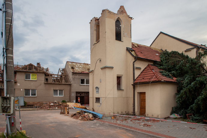 Ničivé tornádo zasáhlo Jižní Moravu 24. června 2021. Kostel sv. Bartoloměje v Hruškách zůstal bez věže.