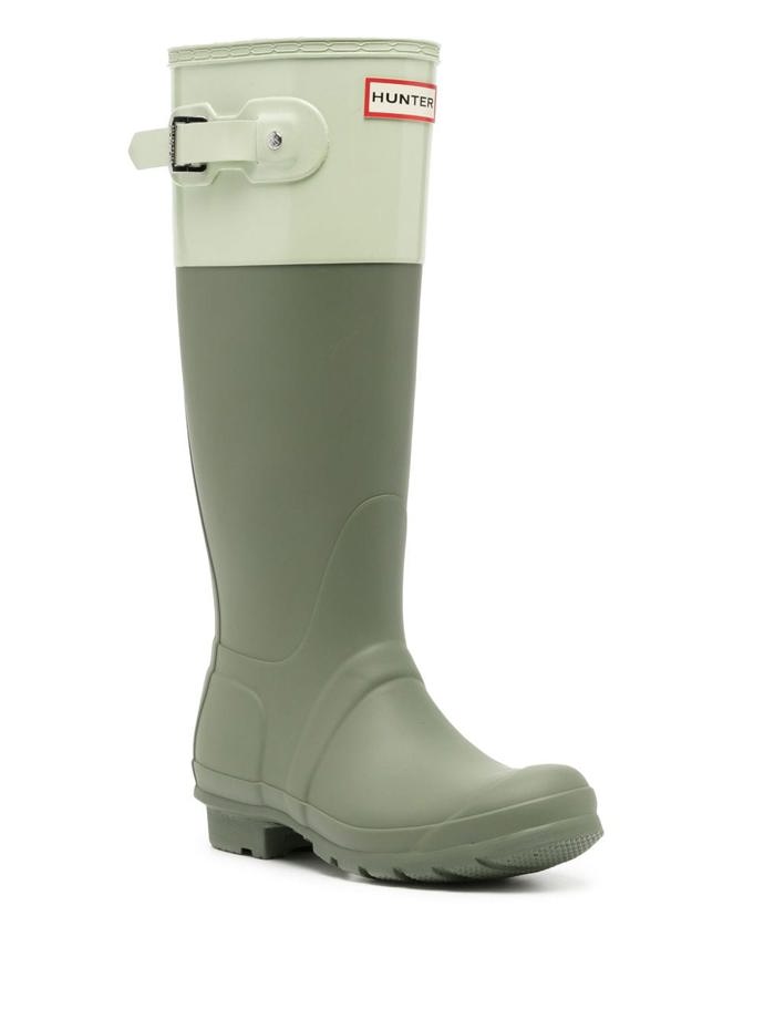 K festivalům neodmyslitelně patří holínky. Modely značky Hunter patří k ikonickým a chodila v nich i britská královna Alžběta II.! Cena: 4 999 Kč