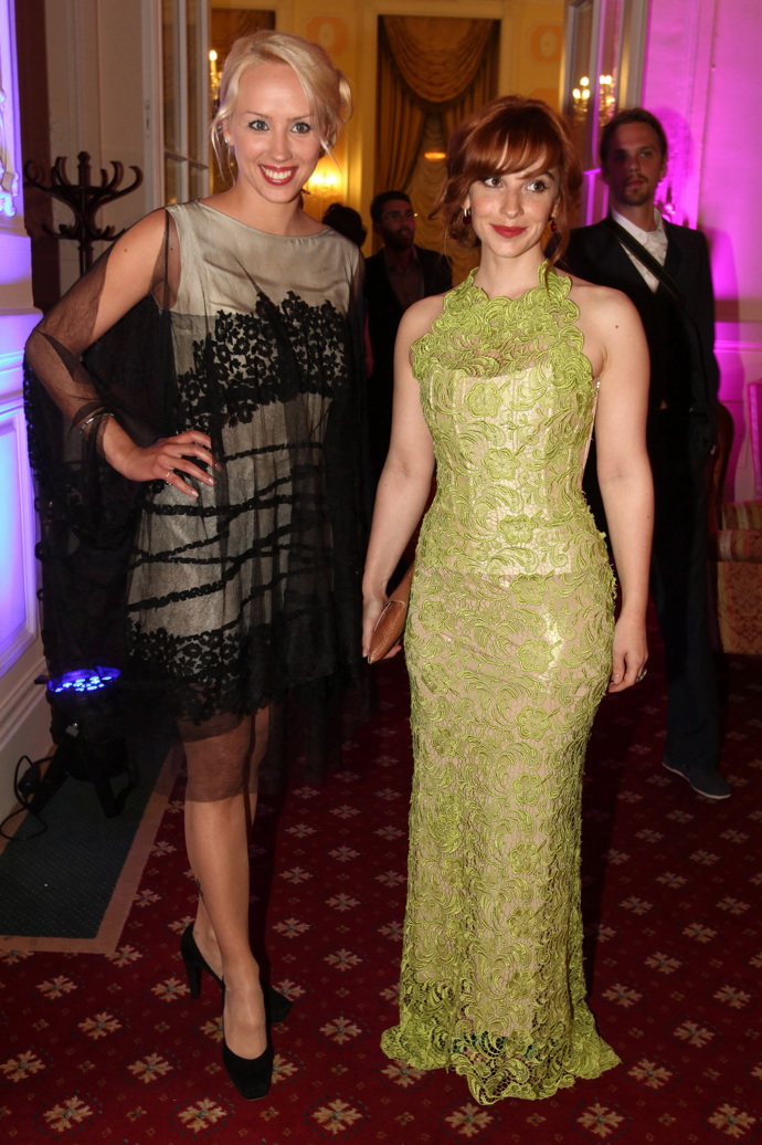 To herečka Vica Kerekes balancuje na hraně o poznání častěji. Namátkou v roce 2011, kdy si zvolila nelichotivě zelenkavé krajkové šaty s korzetovým živůtkem a podivnou lesklou podšívkou. Její spolupózující, herečka Petra Hřebíčková, by dle standardů módní policie dopadla jen o málo lépe. Její šaty totiž nesplňují předepsanou délku.