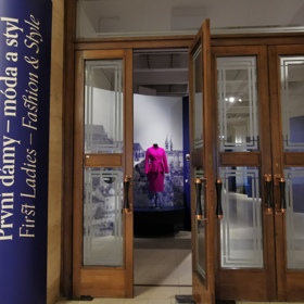 Výstavu První dámy - móda a styl najdete v Nové budově Národního muzea.