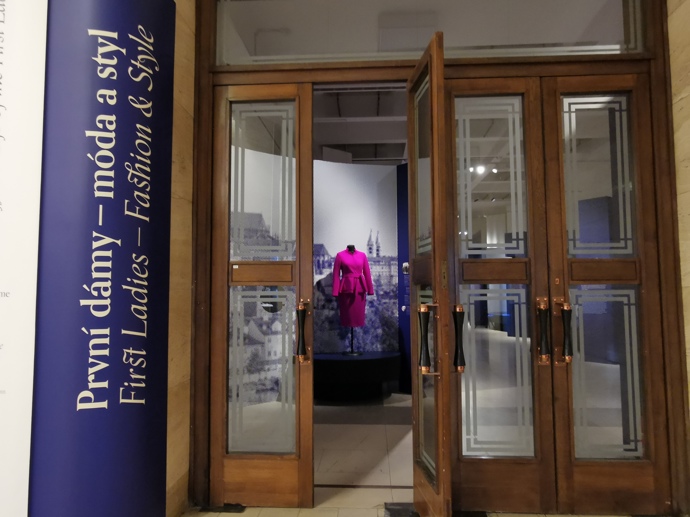 Výstavu První dámy - móda a styl najdete v Nové budově Národního muzea a mezi exponáty narazíte i na několik modelů Livie Klausové. 