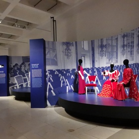 Jednotlivé celky přibližují například společenské příležitosti, které první dámy obvykle během vykonávání své funkce absolvují.