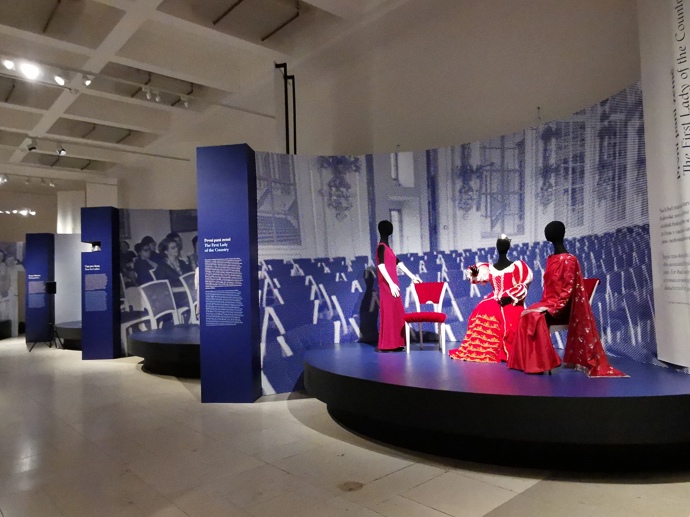 Jednotlivé celky přibližují například společenské příležitosti, které první dámy obvykle během vykonávání své funkce absolvují.