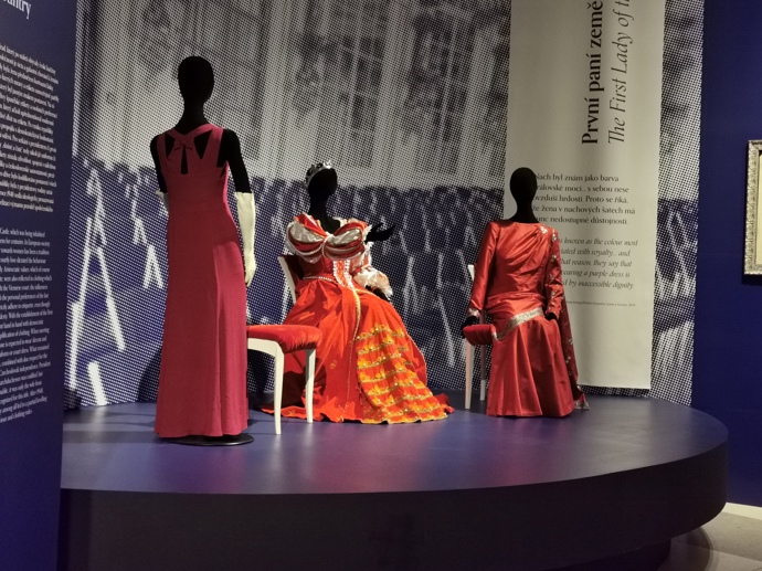 Na společném piedestalu se tak potkávají prvorepublikové, normalizační i porevoluční manželky hlav států.