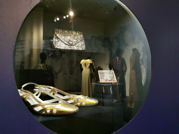 Dobová sbírka doplňků Ireny Svobodové. Kabelka s pudřenkou, kterou jí darovala dcera Zoe, a stylové zlaté střevíčky z kůže.