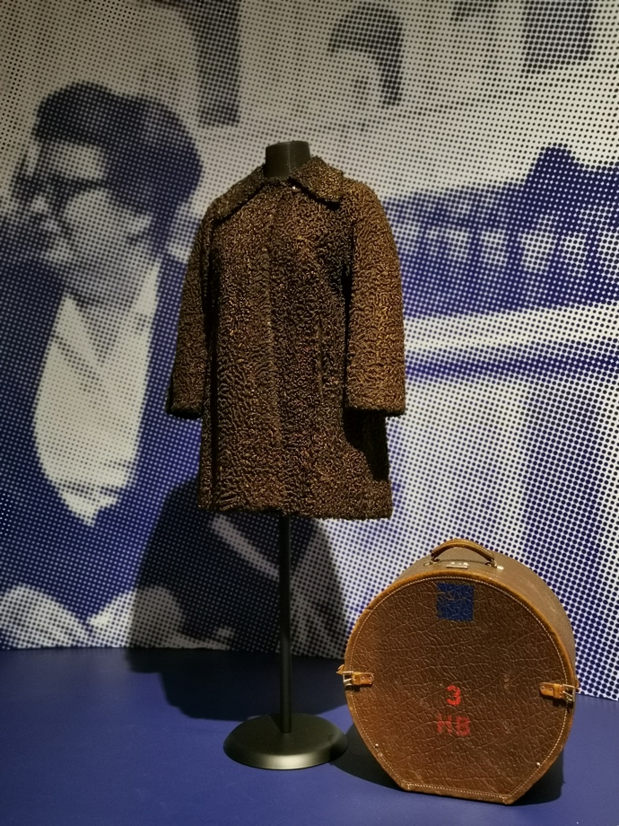 Její garderoba i doplňky stojí za bližší prozkoumání.