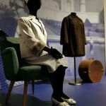 Kostým z žakáru lemovaný pravou norkovou kožešinou. V podobném outfitu vítala Irena Svobodová íránskou císařovnu.