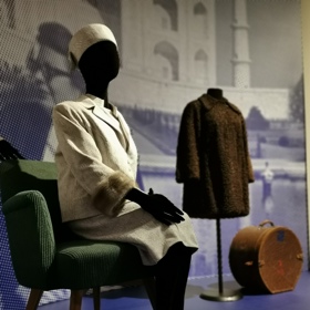 Kostým z žakáru lemovaný pravou norkovou kožešinou. V podobném outfitu vítala Irena Svobodová íránskou císařovnu.