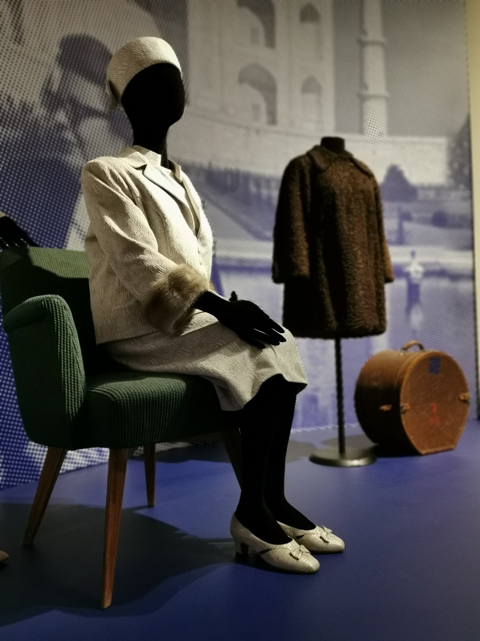 Kostým z žakáru lemovaný pravou norkovou kožešinou. V podobném outfitu vítala Irena Svobodová íránskou císařovnu.