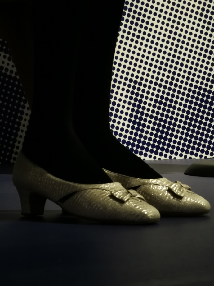 Modelu nechyběly ani podobně exkluzivní střevíčky.