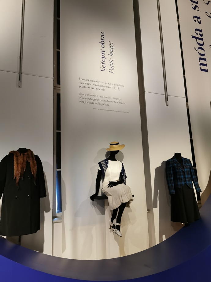 Významnou elegantní linku nese celou expozicí styl manželky prezidenta Edvarda Beneše Hany.