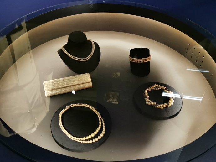 Dlouhý dvouřadý perlový náhrdelník získala Irena Svobodová darem od japonského císaře v roce 1970. A nosila jej pak velmi často.