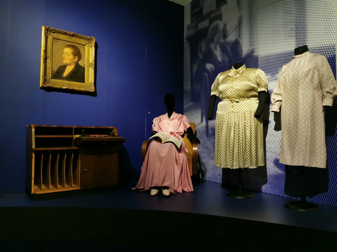 Domácí oděvy prvních dam. Hana Benešová prý chodila v županu. Šatům s puntíky zase v domácím prostředí holdovaly Irena Svobodová či Marta Gottwaldová. Prvně jmenované to ovšem slušelo o dost víc (šaty Ireny Svobodové jsou ty zcela vpravo).