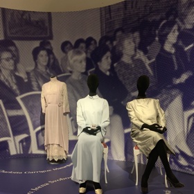 Její styl přibližuje výstava První dámy – móda a styl v Nové budově Národního muzea v Praze až do dubna příštího roku.