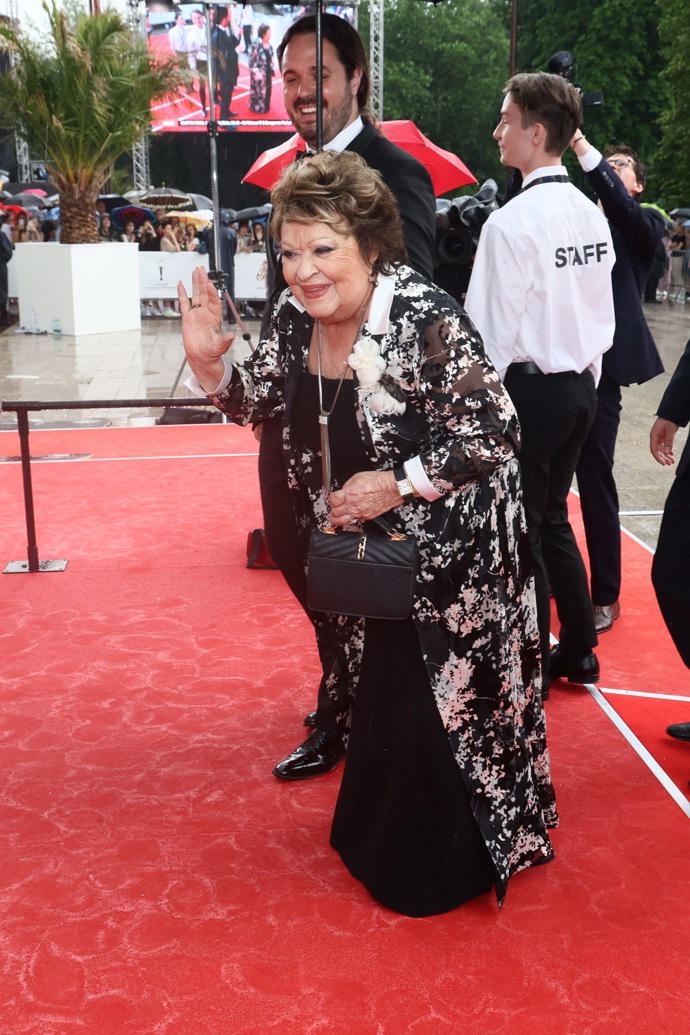 Dvaadevadesátiletá Jiřina Bohdalová dorazila na červený koberec před Thermalem podle svých slov ve vlastním modelu dle vlastního výběru. A moc jí to slušelo!