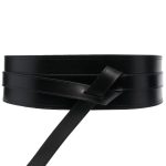 Minimalismus, to je synonymum pro ikonický vázací pásek značky Isabel Marant. (9 600 Kč)