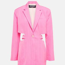 Sako nošené jako šaty, navíc obohacené o zajímavé střihové modelace odhalující víc než obvykle. Inspirace od značky Jacquemus pro rok 2023.