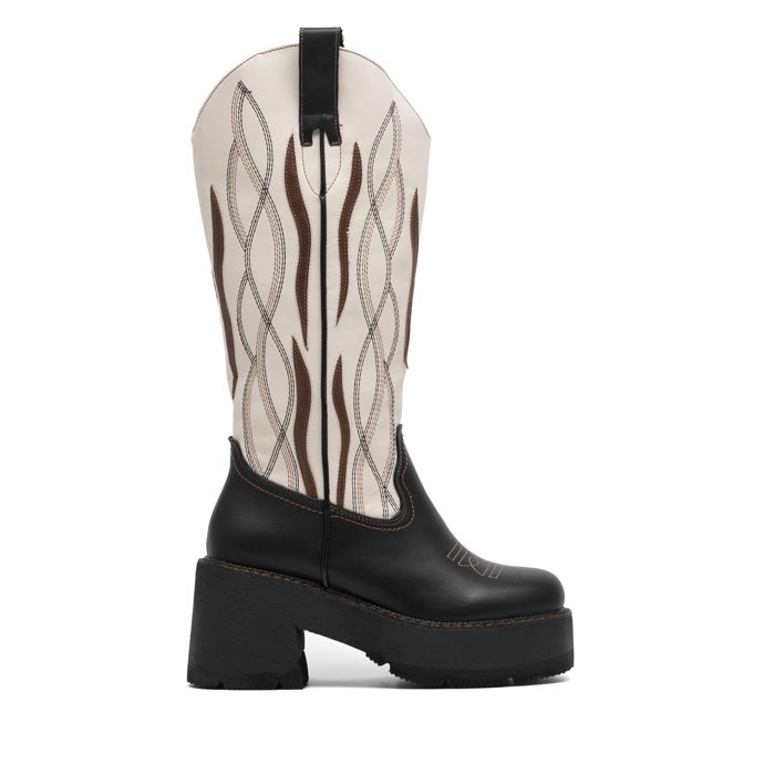 Další hit na festivaly jako stvořený: fúze kovbojských bot a bagančat na masivní platformě. Jenny Fairy, 1 899 Kč