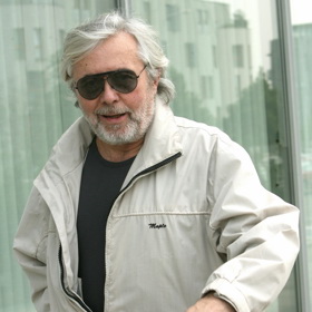 Josef Abrhám byl vždy štramák, který si na nezájem žen nemohl stěžovat. Přesto jeho manželství s Libuší Šafránkovou vydrželo 35 let. Až do její smrti...