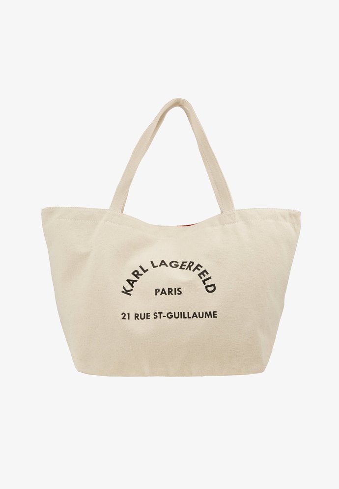 Jednoduchá plátěná taška letos nemusí být jen zavazadlem na pláž. Karl Lagerfeld, 2 600 Kč