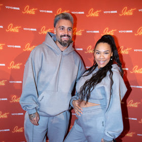 Na premiéru druhé řady seriálu Iveta přišli Josef a Angie oblečeni velmi neformálně - pohodlí je zkrátka pohodlí.