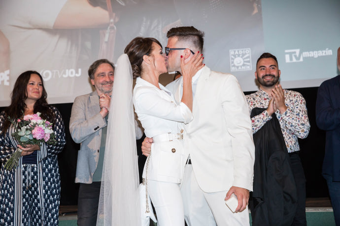Oba na premiéru dorazili v bílém, což hosty zpočátku mátlo. Pak ale pochopili... Manželé jsou spolu už deset let a vychovávají syna Mikuláše.
