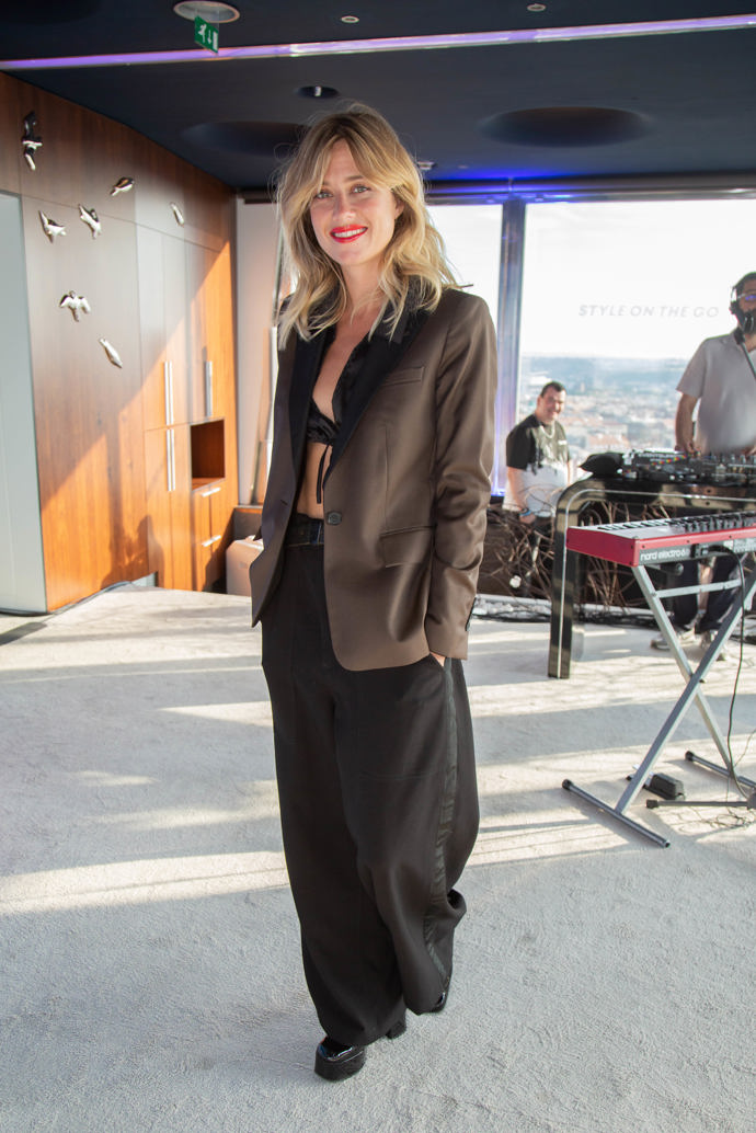Zpěvačka Emma Smetana na své vystoupení oblékla hnědé oversize sako s tmavě hnědými kalhotami. Pod sáčkem se skrýval ještě černý mini crop top suplující podprsenku.