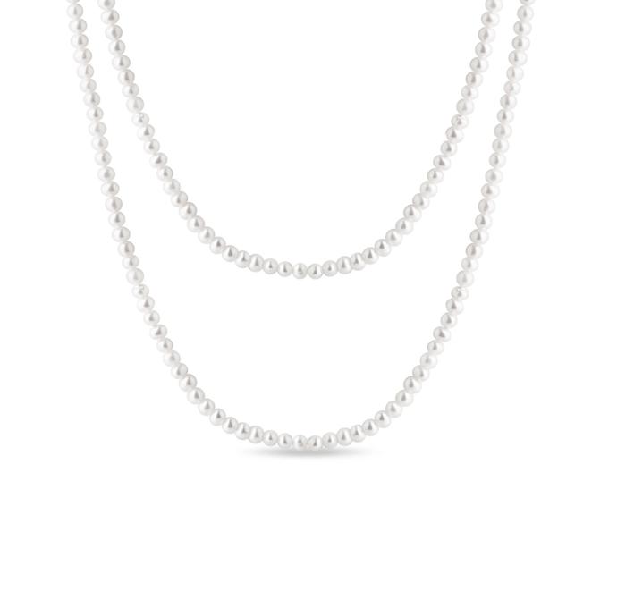 Perly samotné jsou ale také dobrou investicí. Dlouhý náhrdelník z pravých říčních perel nabízí například firma Klenota a nosit jej můžete vícekrát ovinutý. Cena: 7 900 Kč