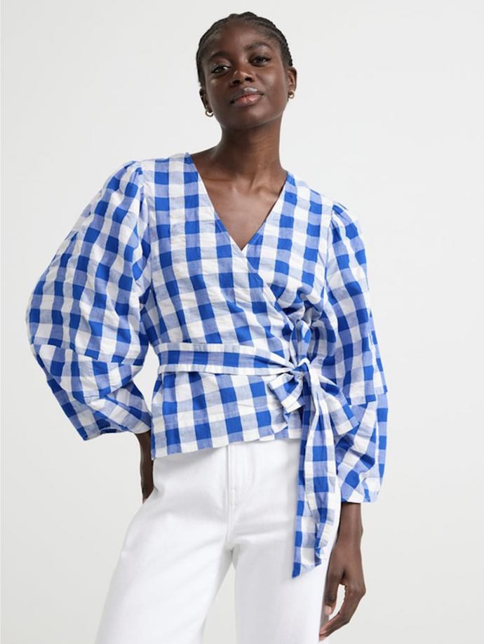 Zavinovací halenka s balonovými rukávy a vázačkou ožila i pod výraznou modrobílou kostkou. (Lindex, 599 Kč)