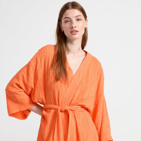 Jednoduché vzdušné kimono. Ideální letní set vhodný na pláž i procházky rozpáleným městem. (Horní díl Lindex, 999 Kč, seženete k němu i adekvátní bermudy z totožného materiálu)