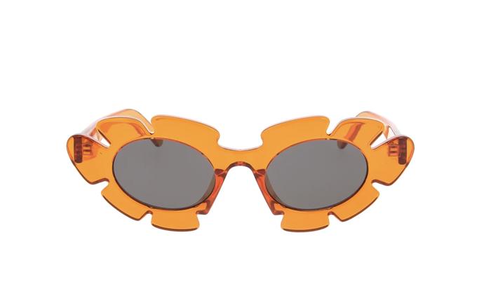 Zábavné. Hlavní parametr trendových slunečních brýlí. Značka Loewe představila tvar květiny. K dostání za v přepočtu 8 840 Kč)