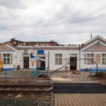 Zničená budova železniční stanice v Lužicích.