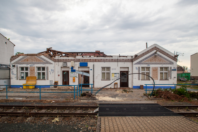 Zničená budova železniční stanice v Lužicích.