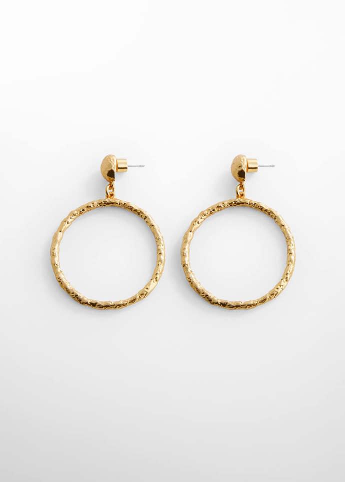 Ležérní outfit můžete doplnit kruhovými náušnicemi ve stylu Alicie Vikander. (Mango, 399 Kč)