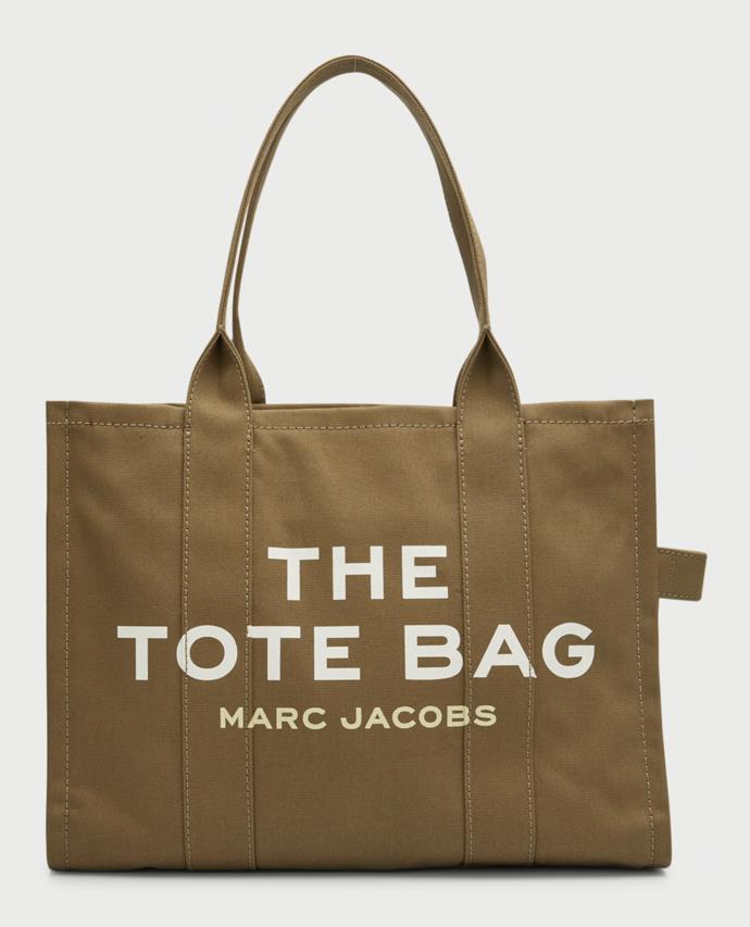 Kabelka, která patří k ikonám stylu tote bag, nese svůj název přímo na těle. Největší provedení large kabelky The Tote Bag by Marc Jacobs pořídíte v přepočtu za 5 380 Kč.