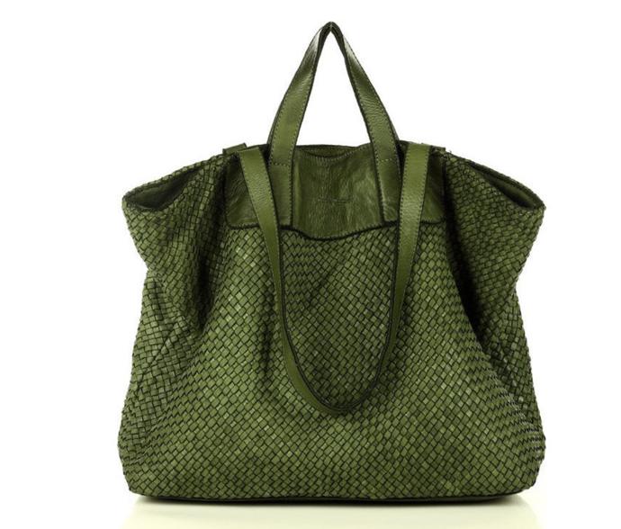 Nadměrná kožená kabelka umí vypadat impozantně. Model v lahvově zeleném provedení Marco Mazzini pořídíte za 3 890 Kč.