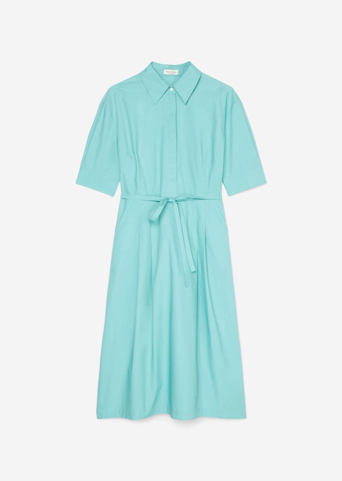 Stylová klasika, netradiční odstín. Letní variace na košilové šaty vhodná pro všechny typy postavy. Marc O'Polo, 4 490 Kč