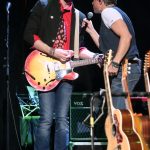 Jonáš se mimo kreslení věnuje také hře na kytaru a s otcem si rád zahraje.