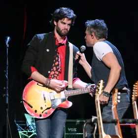 Jonáš se mimo kreslení věnuje také hře na kytaru a s otcem si rád zahraje.