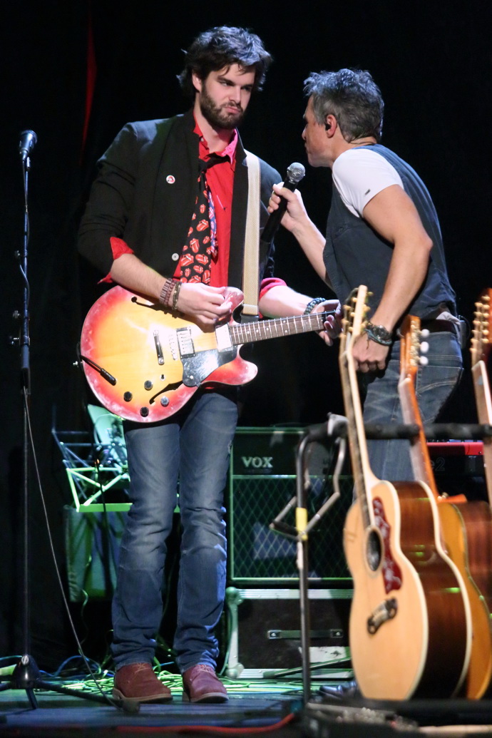 Jonáš se mimo kreslení věnuje také hře na kytaru a s otcem si rád zahraje.