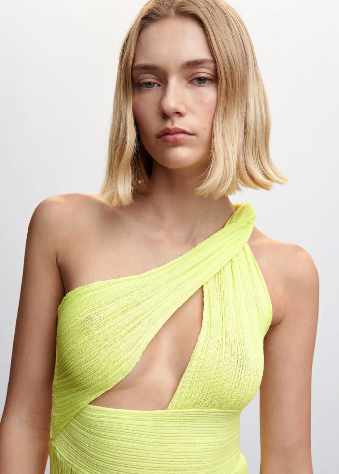 Odhalená hruď? Hit těchto týdnů. Šaty Mango, jako by se inspirovaly v sexy topu módní značky Balmain.