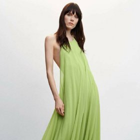 Nepřehlédnutelné rozevláté šaty s odhalenými zády v hráškově zeleném tónu. (Mango, 2 499 Kč)