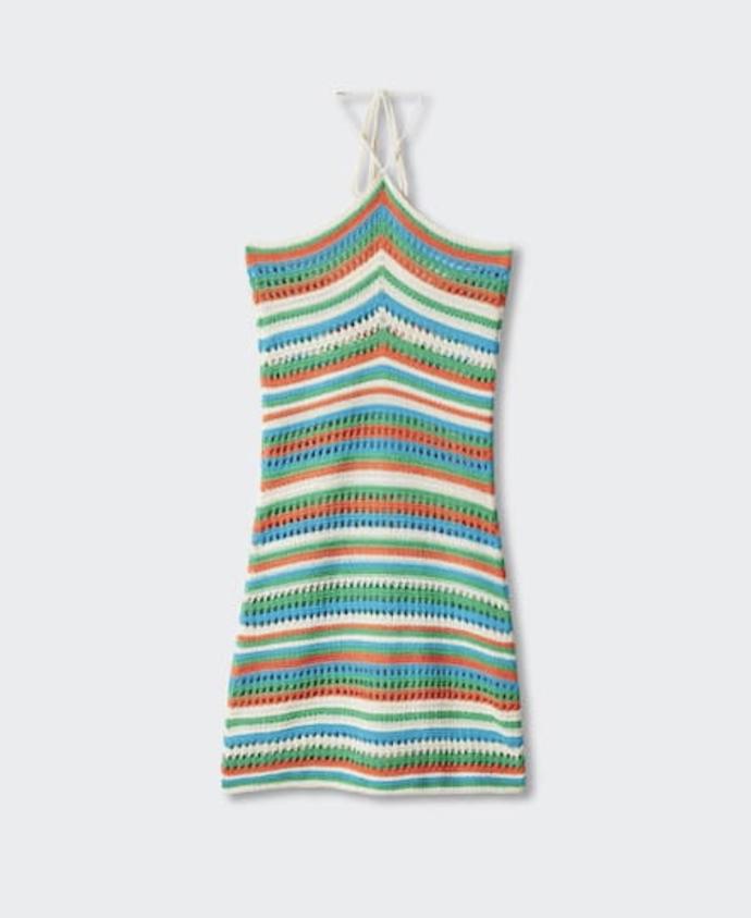 Háčkování, výstřih typu halter neck, pestrobarevné provedení. Ideální letní šatičky od značky Mango za 999 Kč.