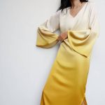 Propojení dvou barev nabízejí lehoučké jednoduché šaty ze saténu a efekt ombré předvádějí vskutku ukázkově.