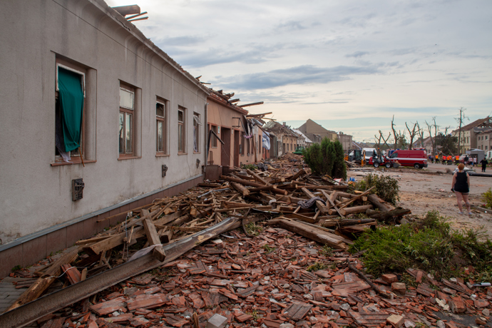 Tornádem poškozené náměstí Republiky v Moravské Nové Vsi.
