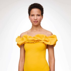 Spadlá ramena. Trend, který dominuje také dvoudílným plavkám. (Oysho, 1 299 Kč)